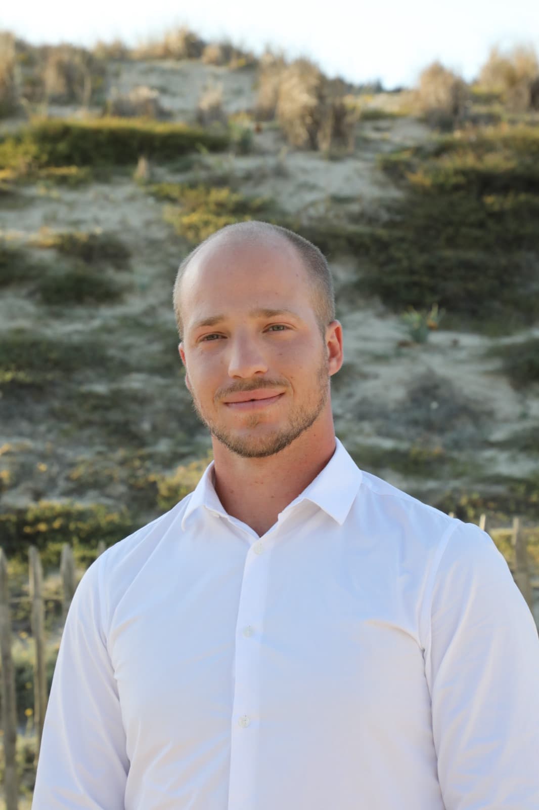 Clément, cofondateur de Green Coast Immobilier, dans les dunes de la côte landaise