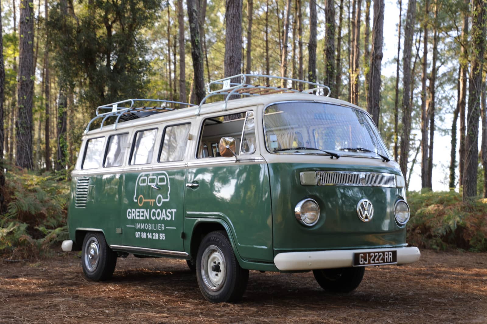 Le combi Volkswagen Green Coast dans la forêt des Landes