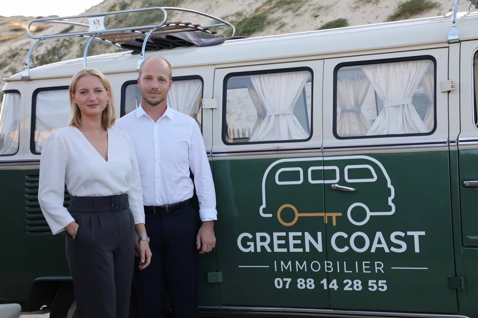Charlotte et Clément devant le combi Volkswagen aux couleurs de Green Coast Immobilier