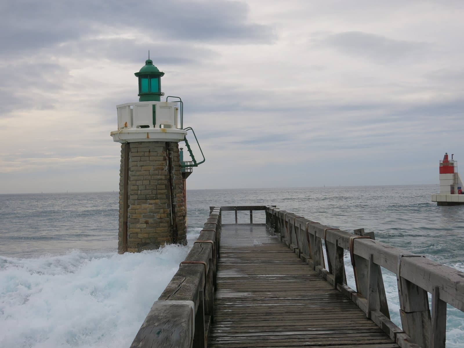Le phare en pierre au bout de l'Estacade de Capbreton, face à l'océan